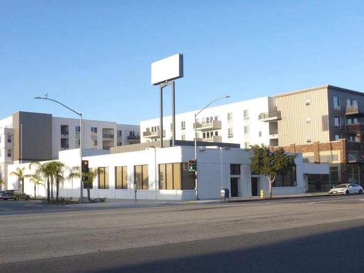 CA AZUSA 152 East Foothill Blvd